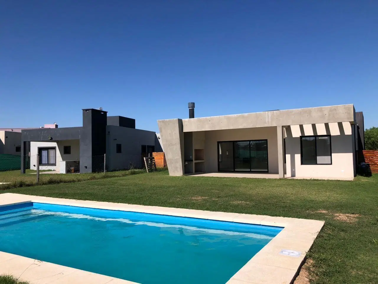 Venta de casa en una planta con pileta en SAN RAMIRO PILAR DEL ESTE 3
