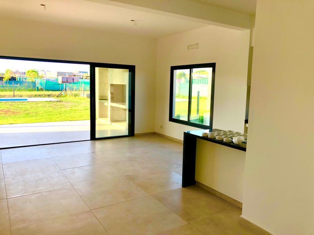Foto de Moderna casa en una planta con pileta en SAN RAMIRO PILAR DEL ESTE, imagen 2