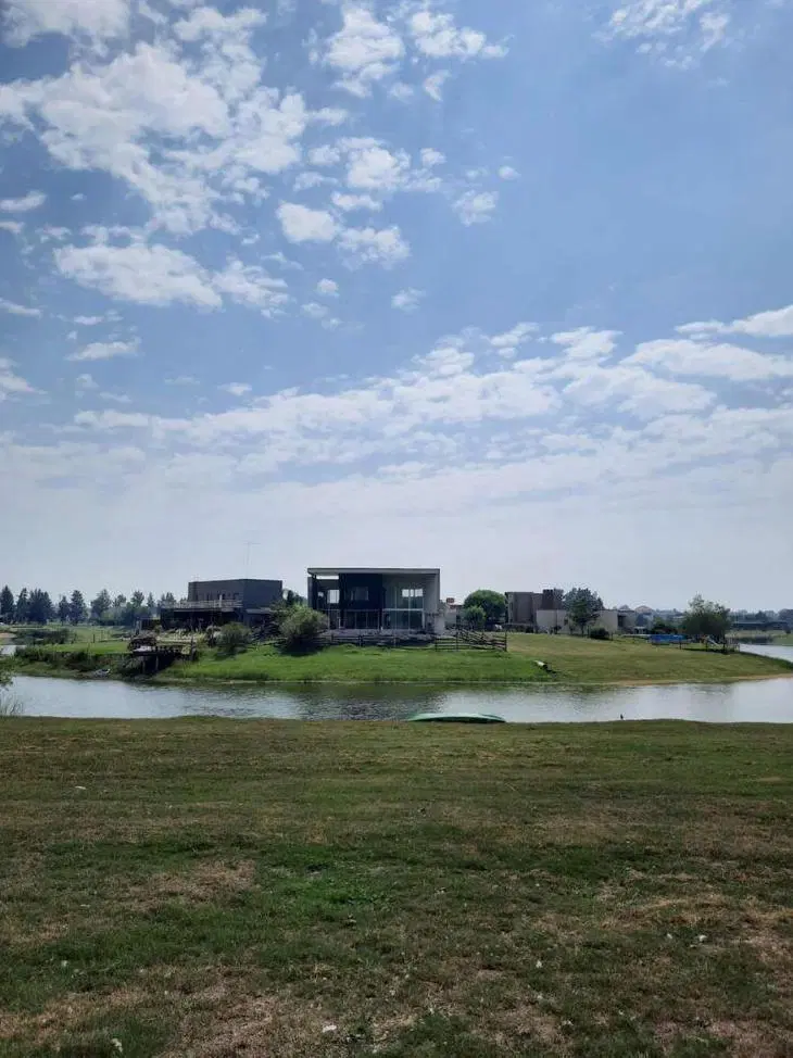 OPORTUNIDAD Venta de lote de 920m2 a la laguna en EL CAZAL 4