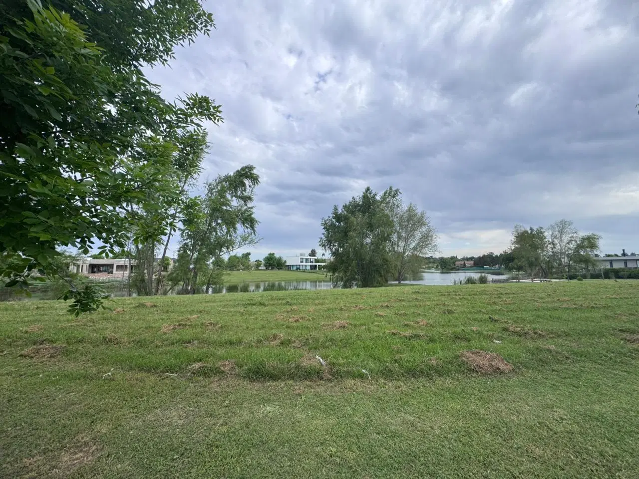 OPORTUNIDAD Venta de lote de 920m2 a la laguna en EL CAZAL 5
