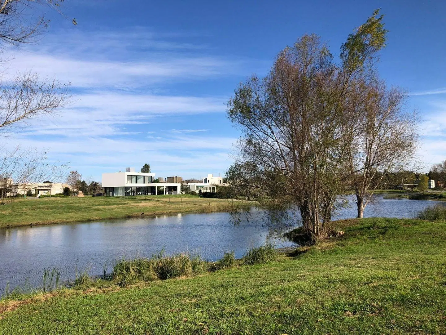OPORTUNIDAD Venta de lote de 920m2 a la laguna en EL CAZAL 3
