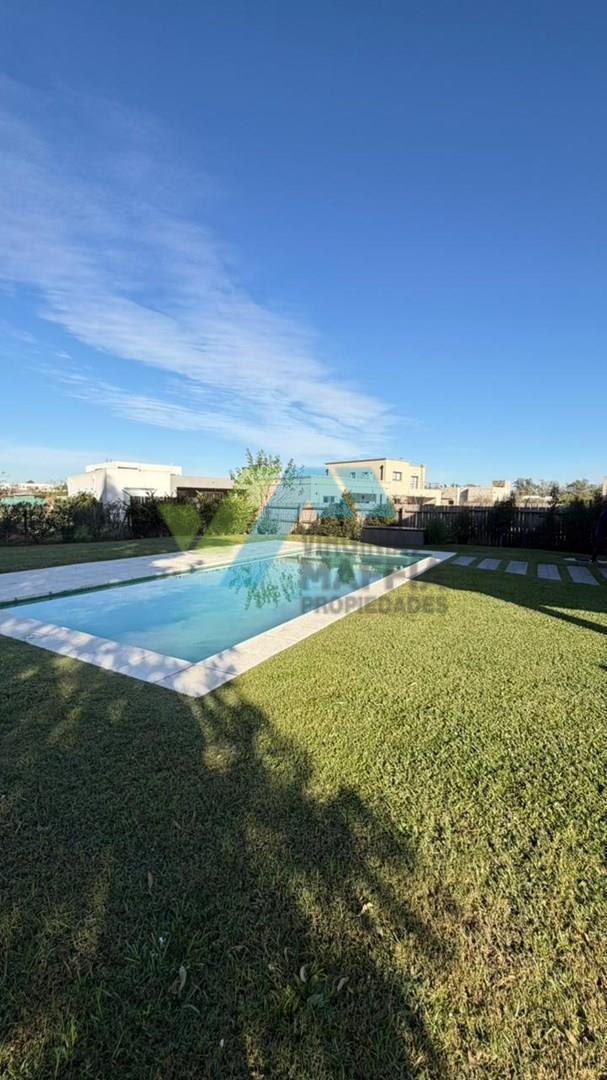 Casa en dos plantas con pileta en lote de 800m2 - PILAR DEL ESTE