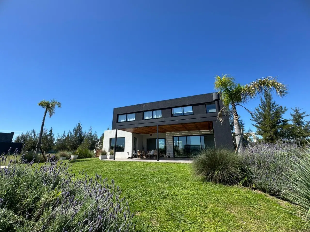 OPORTUNIDAD! Venta de casa moderna en dos plantas con pileta en Naudir lote al RIO etapa 2 4
