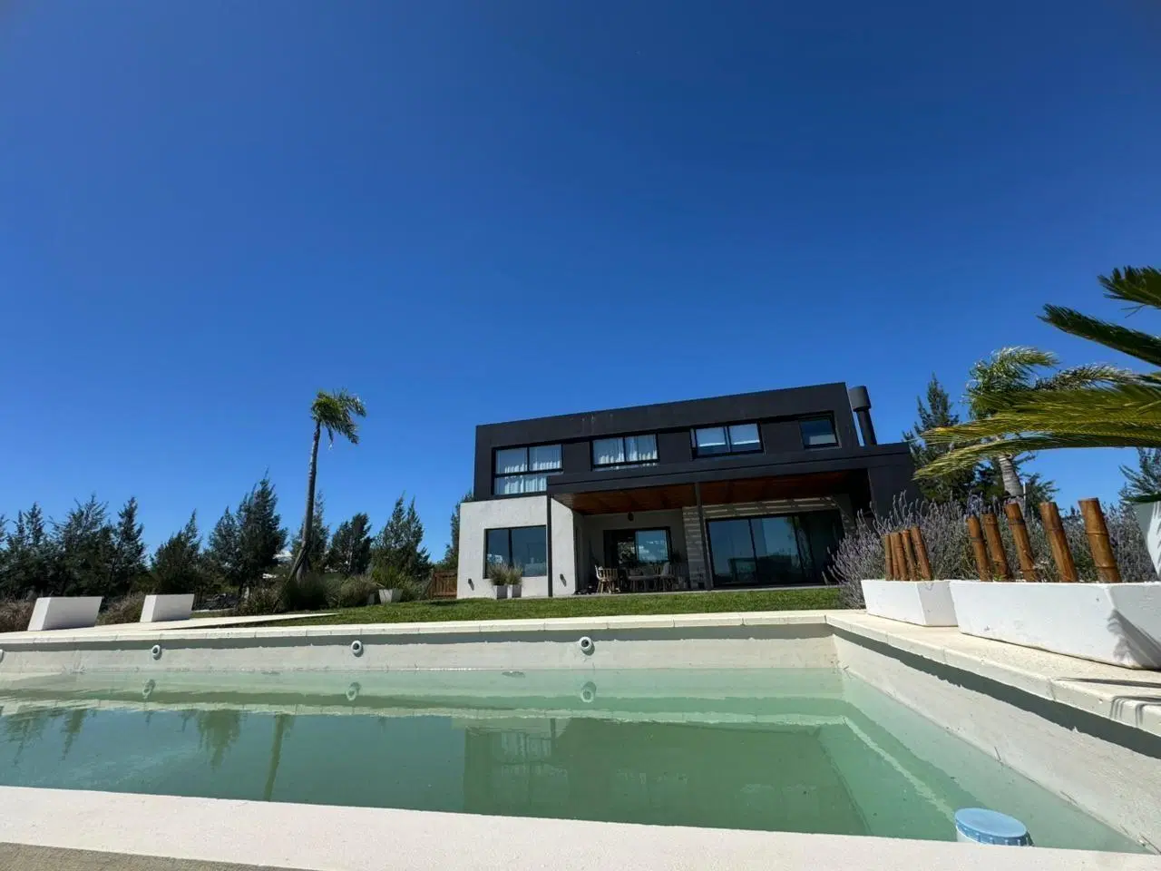 OPORTUNIDAD! Venta de casa moderna en dos plantas con pileta en Naudir lote al RIO etapa 2 3