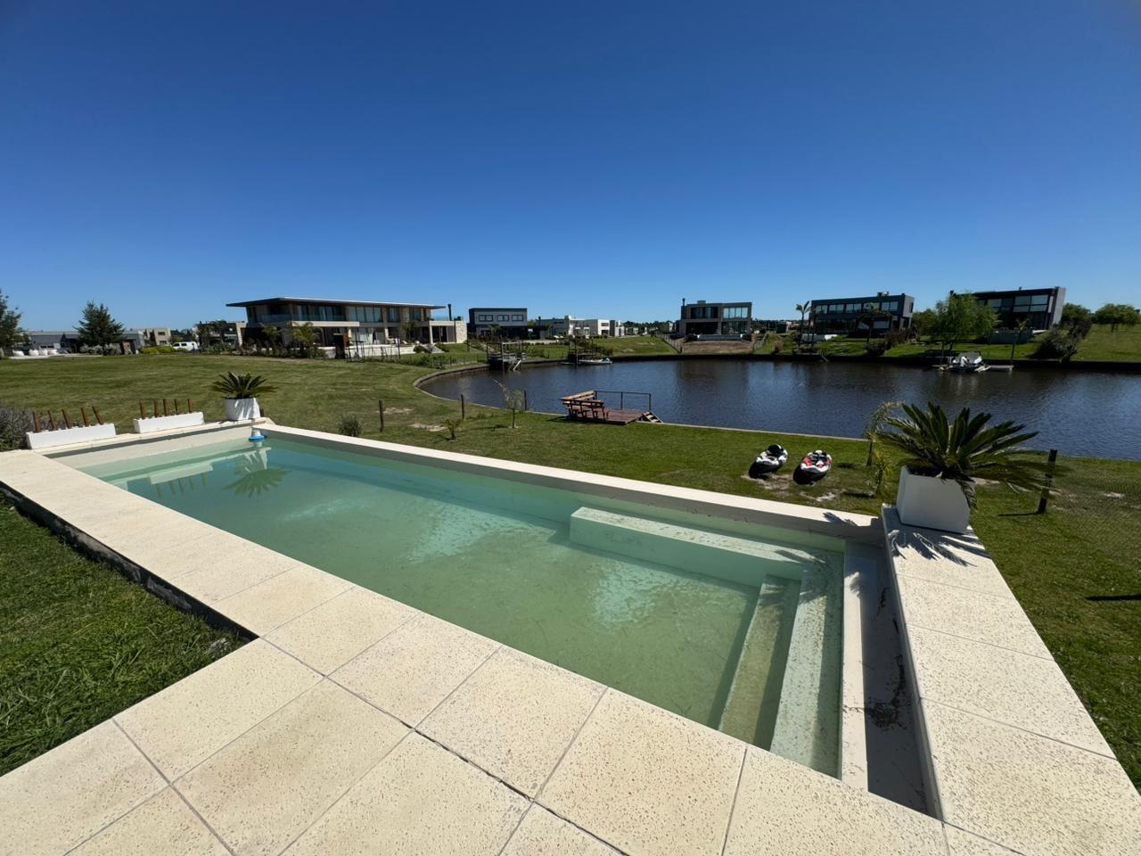 OPORTUNIDAD! Venta de casa moderna en dos plantas con pileta en Naudir lote al RIO etapa 2