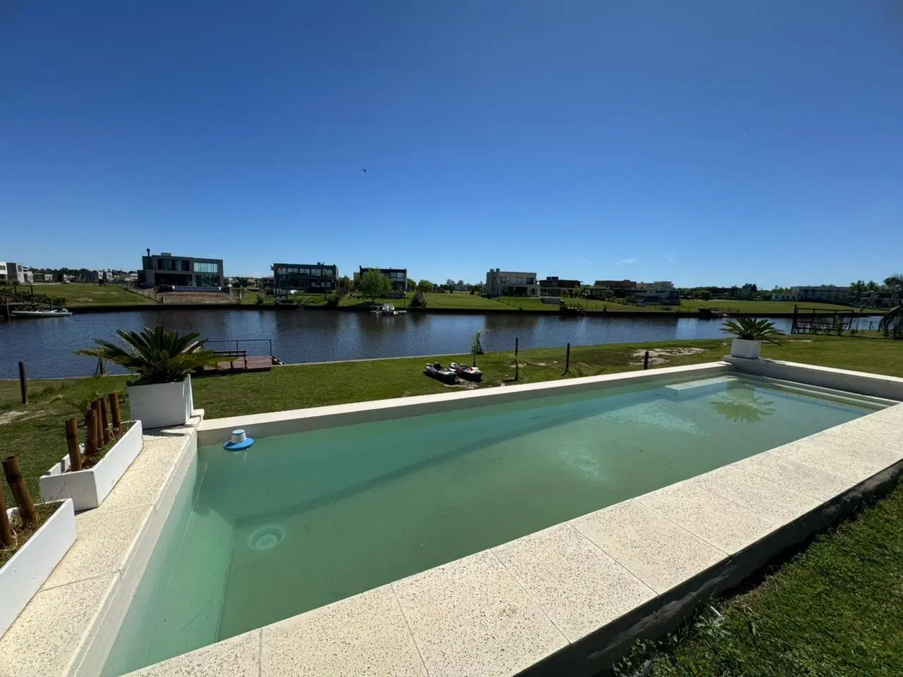 OPORTUNIDAD! Venta de casa moderna en dos plantas con pileta en Naudir lote al RIO etapa 2 5