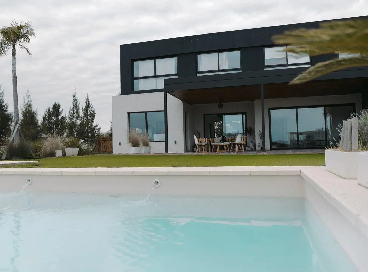 OPORTUNIDAD! Venta de casa moderna en dos plantas con pileta en Naudir lote al RIO etapa 2 2