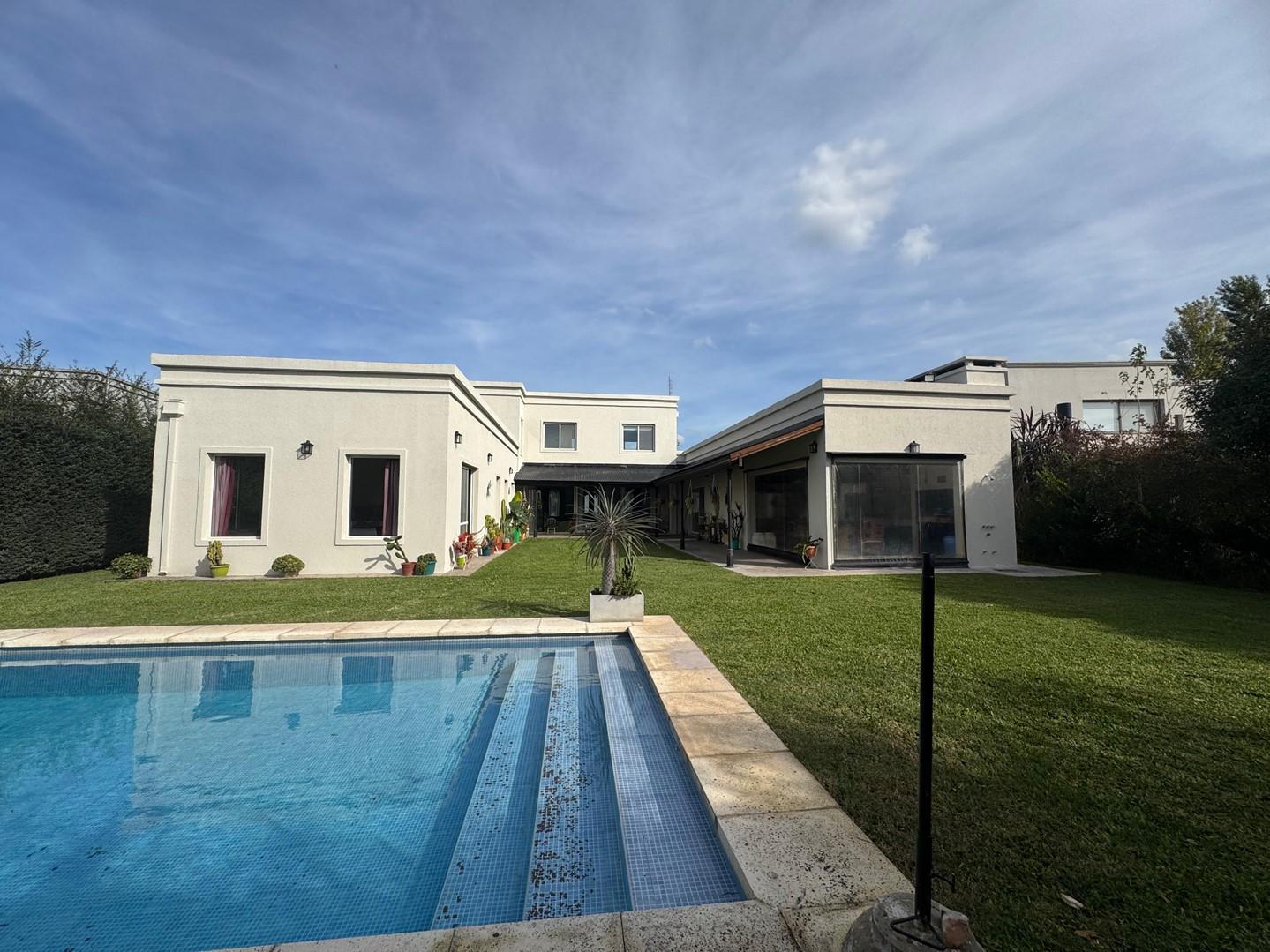 Casa en una planta con pileta - HARAS SANTA MARIA