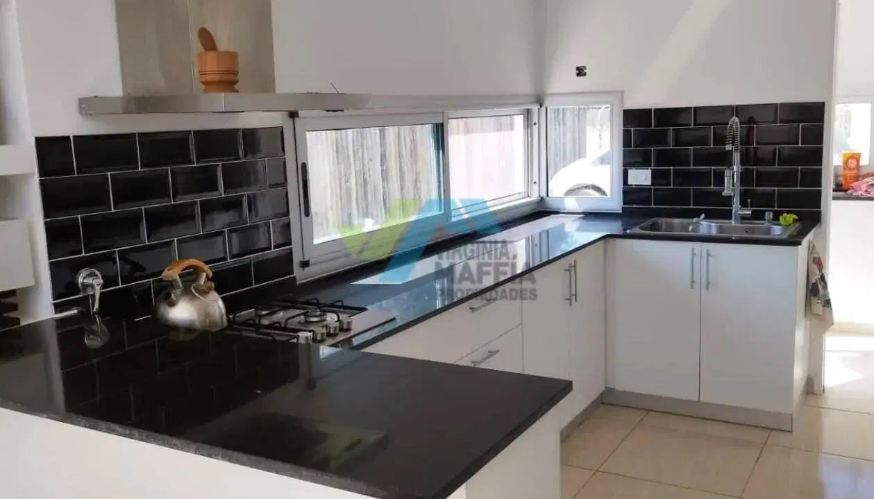 Venta de casa con pileta - SANTA EMILIA Pilar del Este 2