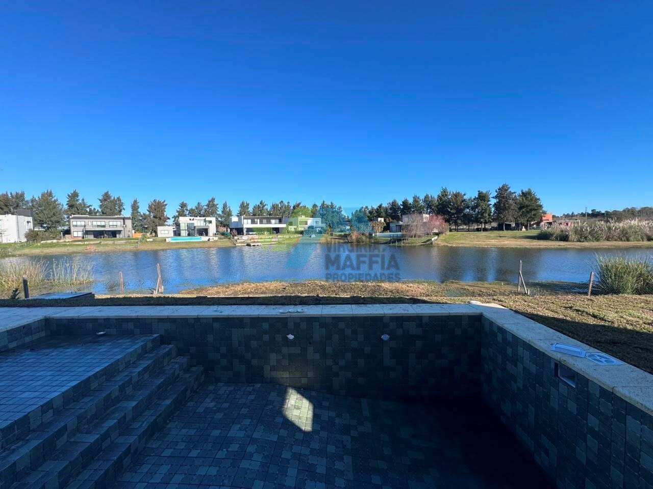 Venta de casa a la laguna en CAZAL