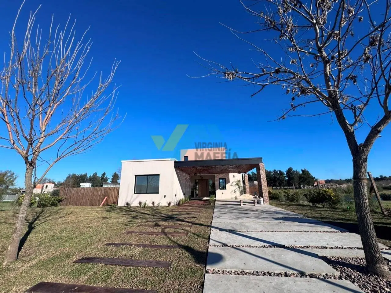 Venta de casa a la laguna en CAZAL 4