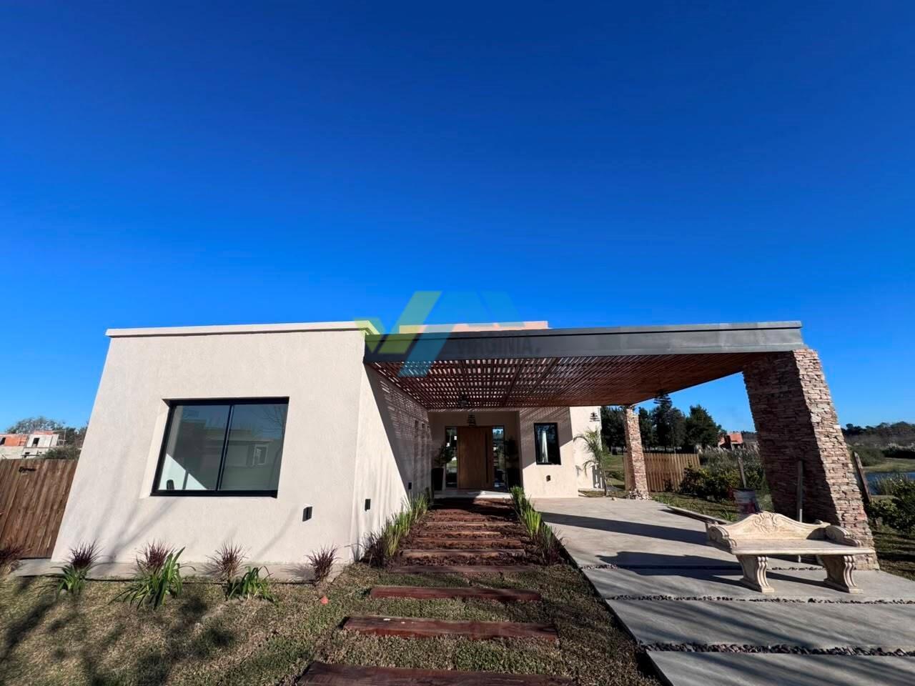 Venta de casa a la laguna en CAZAL