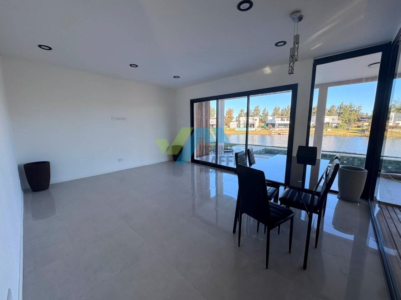 Venta de casa a la laguna en CAZAL