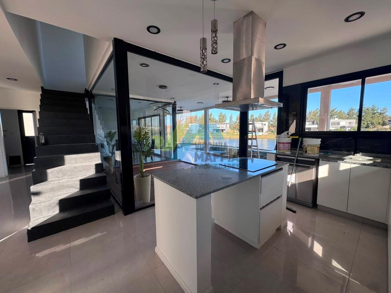 Venta de casa a la laguna en CAZAL