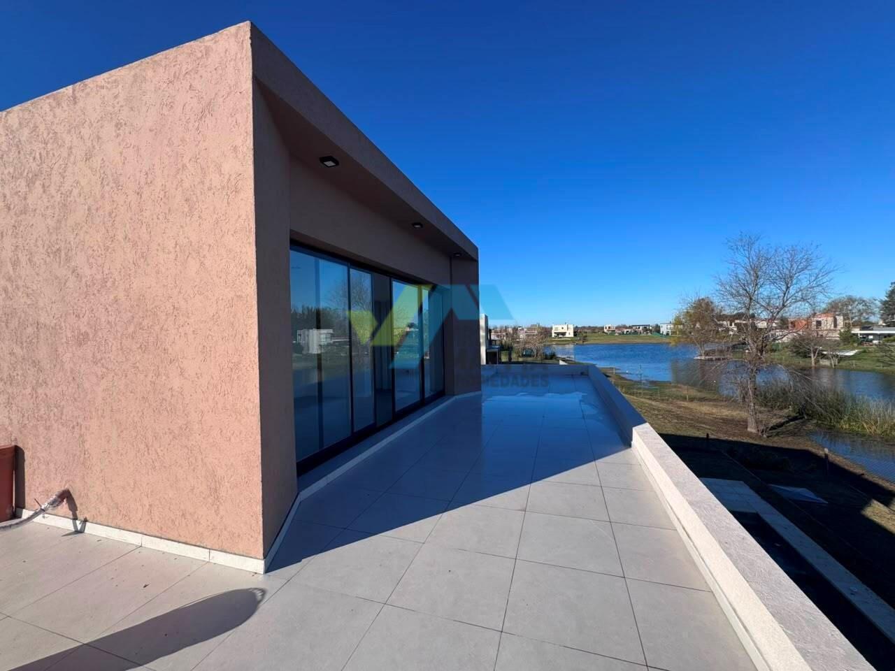 Venta de casa a la laguna en CAZAL
