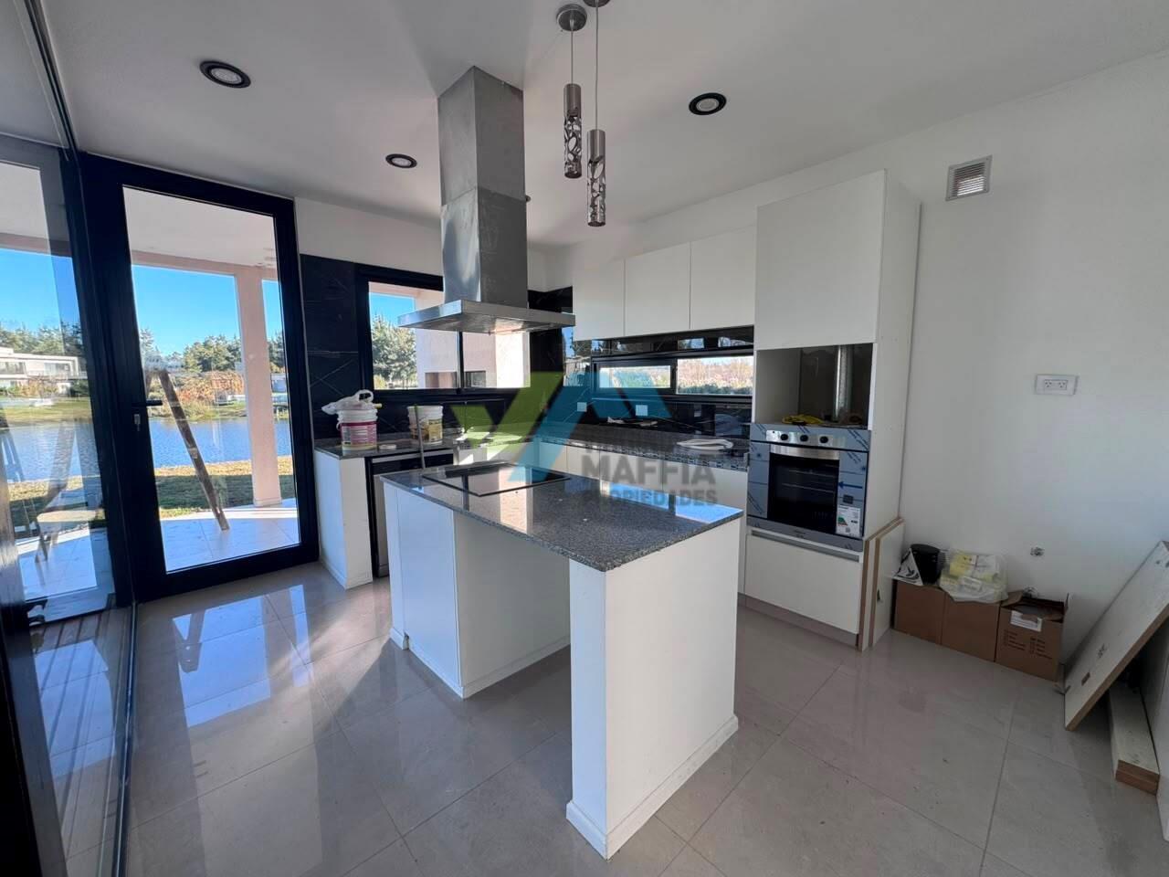 Venta de casa a la laguna en CAZAL