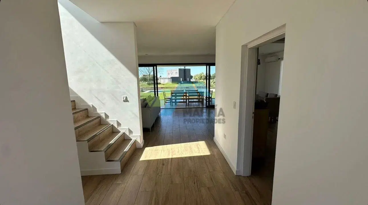Casa con pileta en dos plantas a la laguna - CANTON 1