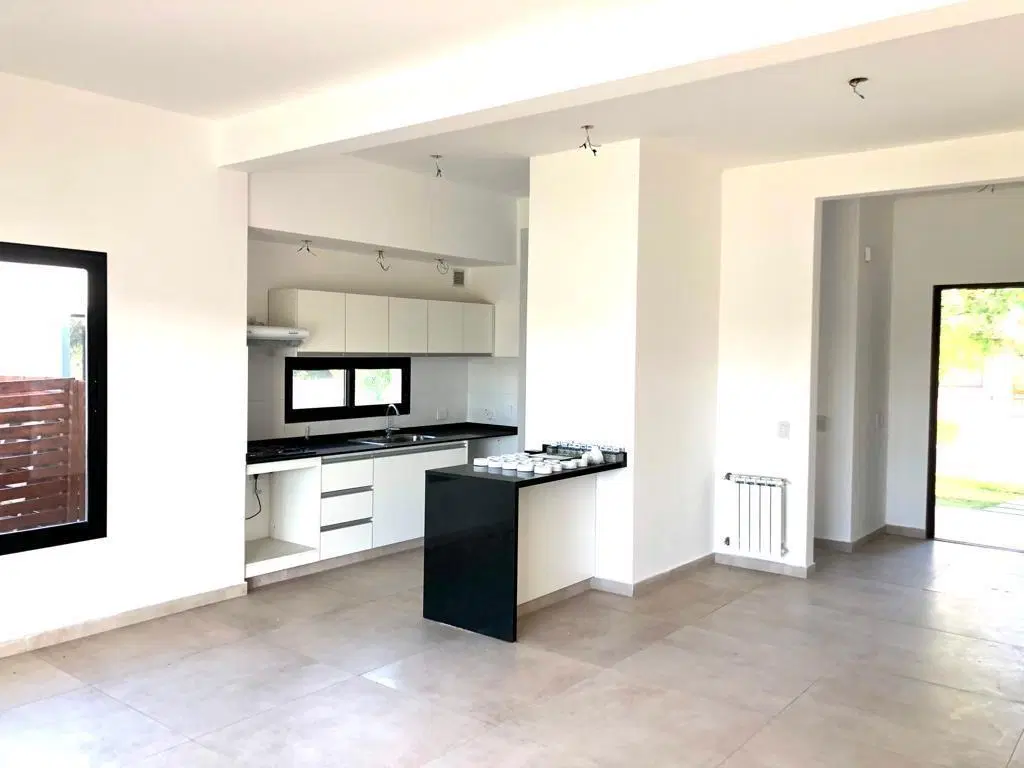 Alquiler anual casa con pileta - San Ramiro Pilar del Este 2