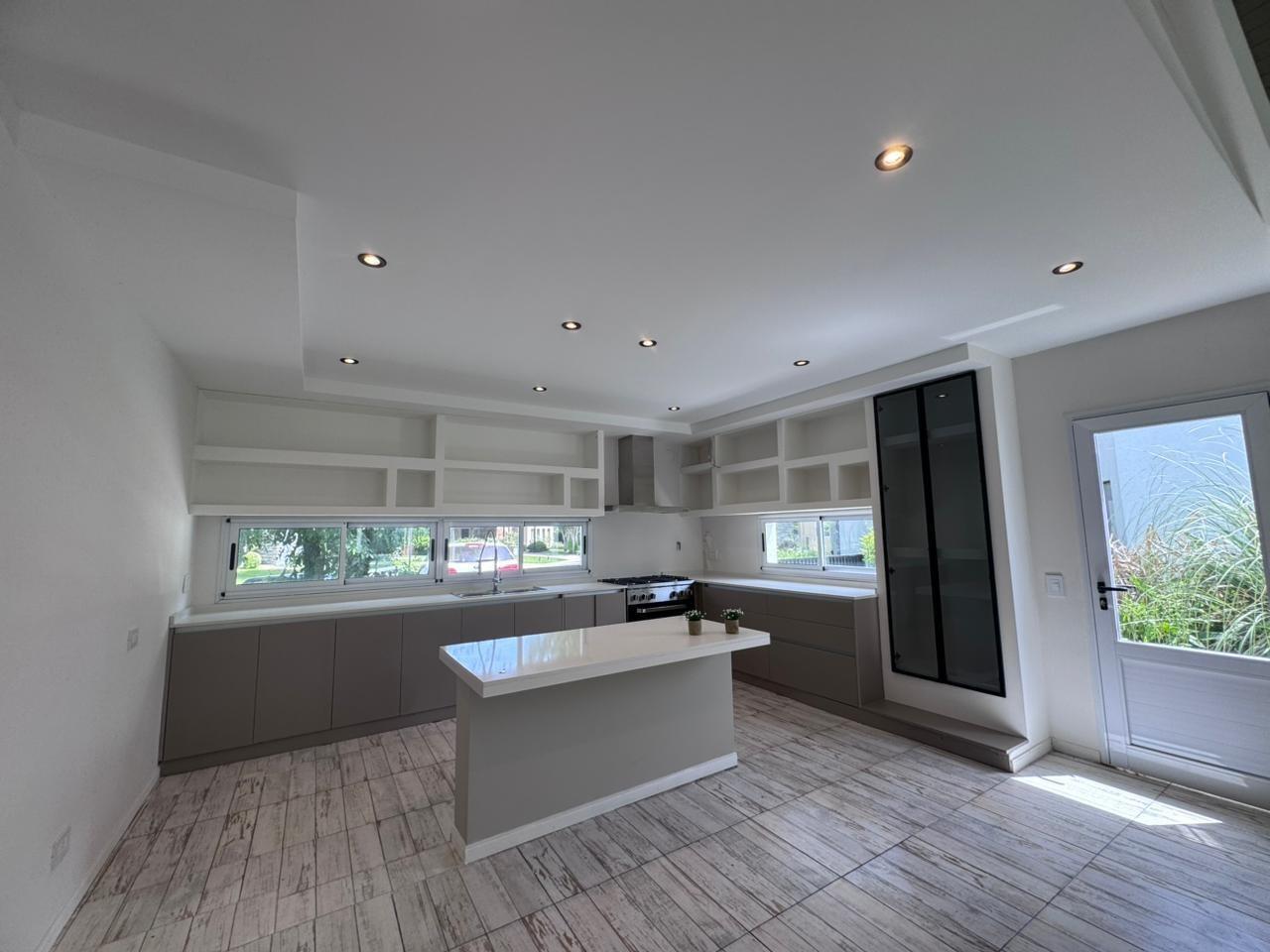 Foto de OPORTUNIDAD casa con pileta en una planta - Los Eucaliptos Haras Santa, imagen 3