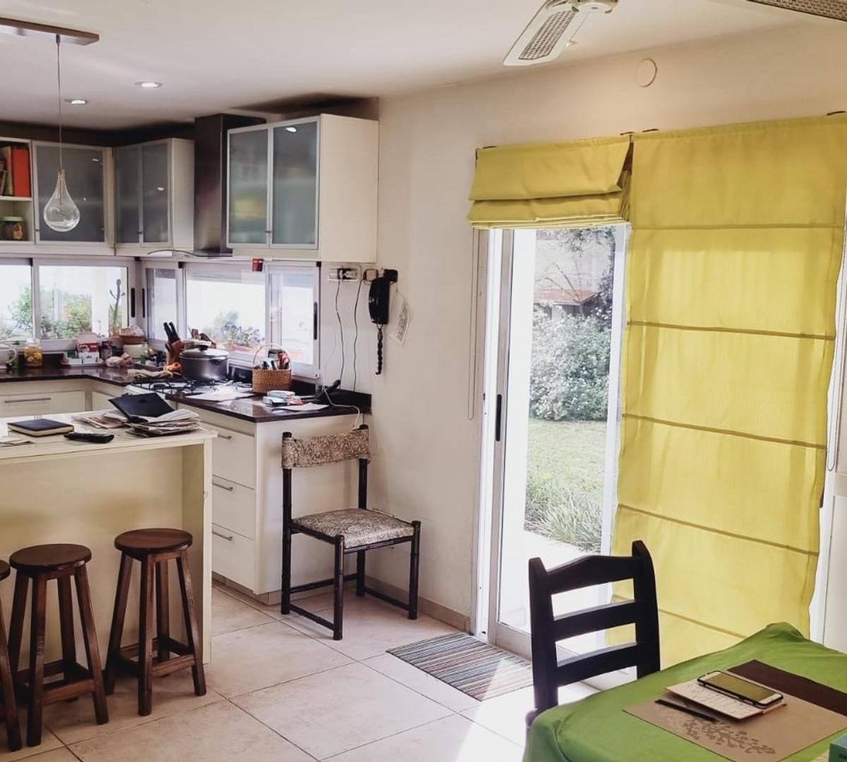 VENTA CASA 5 AMBIENTES EN LOTE DE 2.500M2, EN PARQUE LELOIR