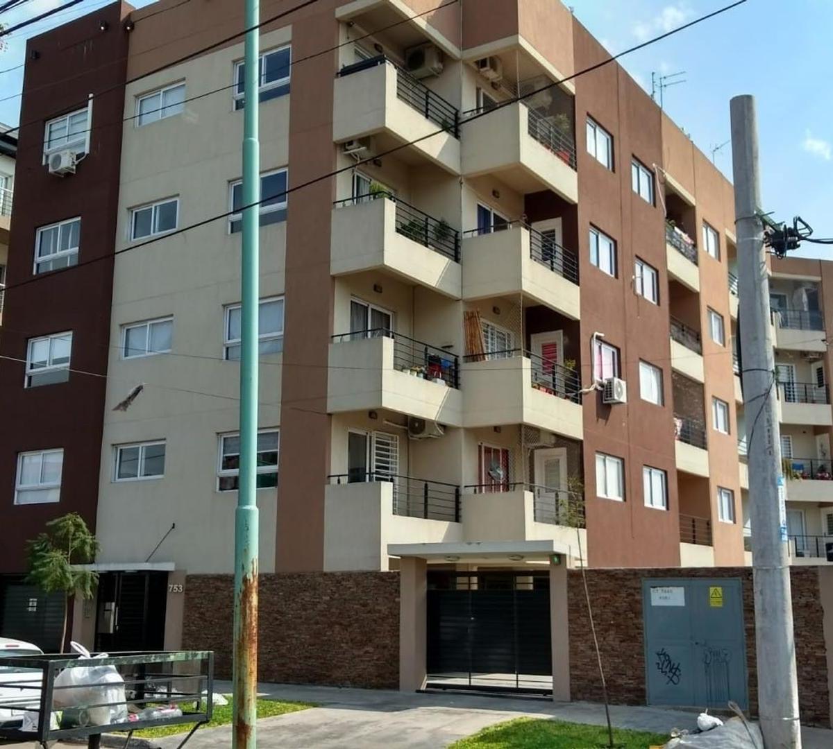 Venta Departamento 2 Amb con Cochera en El Centro de Merlo 3
