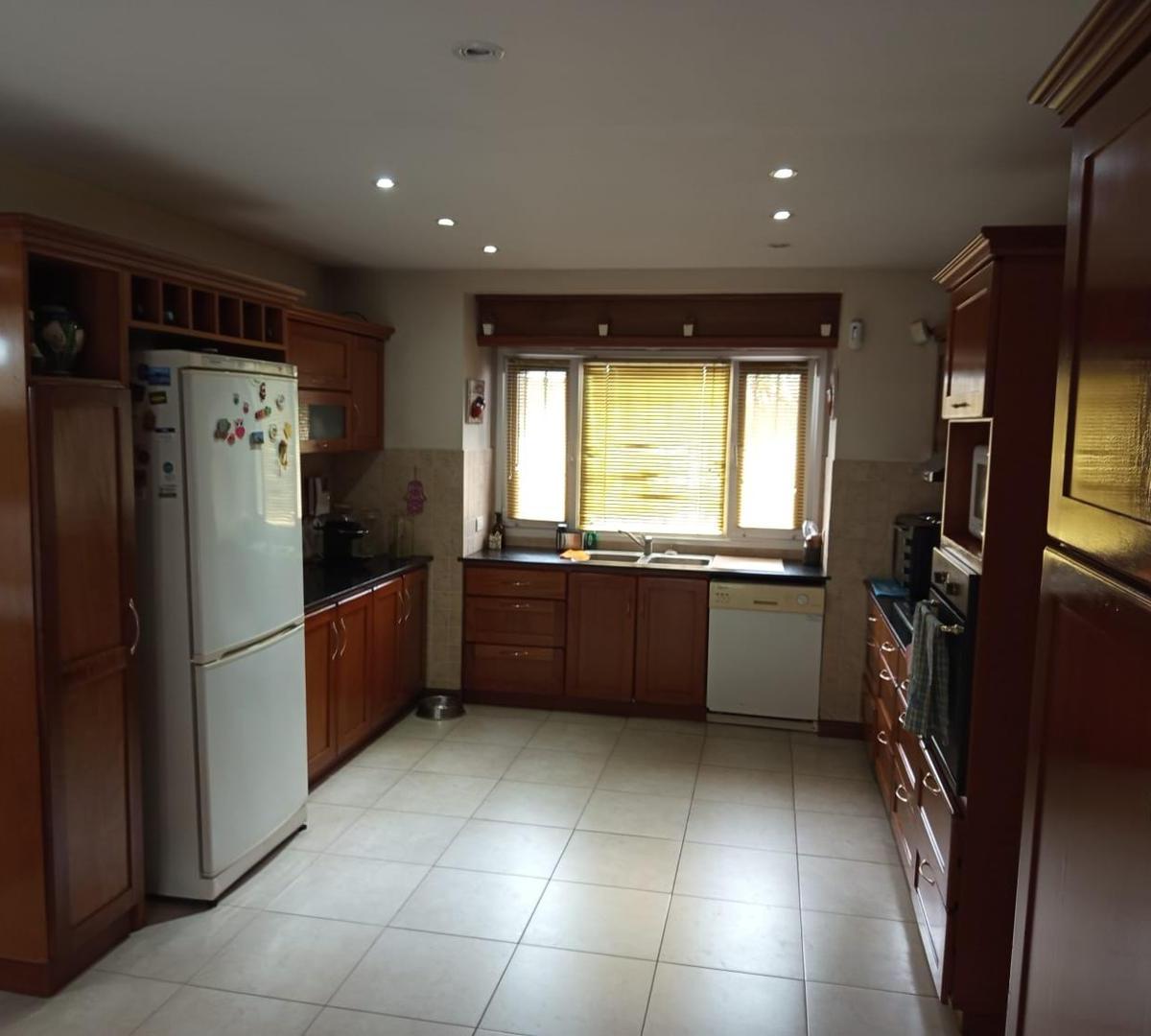 Venta de casa de 5 ambientes, con pileta, en Castelar Norte