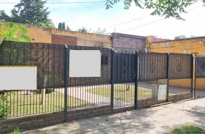 Casa de 4 Ambientes cochera para 3 autos 2