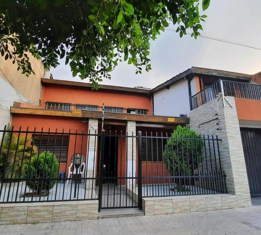 Venta de casa de 5 ambientes con pileta, lote 470m2