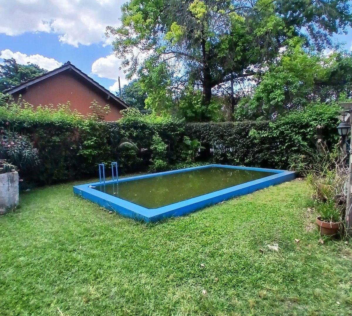 Venta de casa de 4 ambientes con parque, piscina y cocheras en Parque Leloir