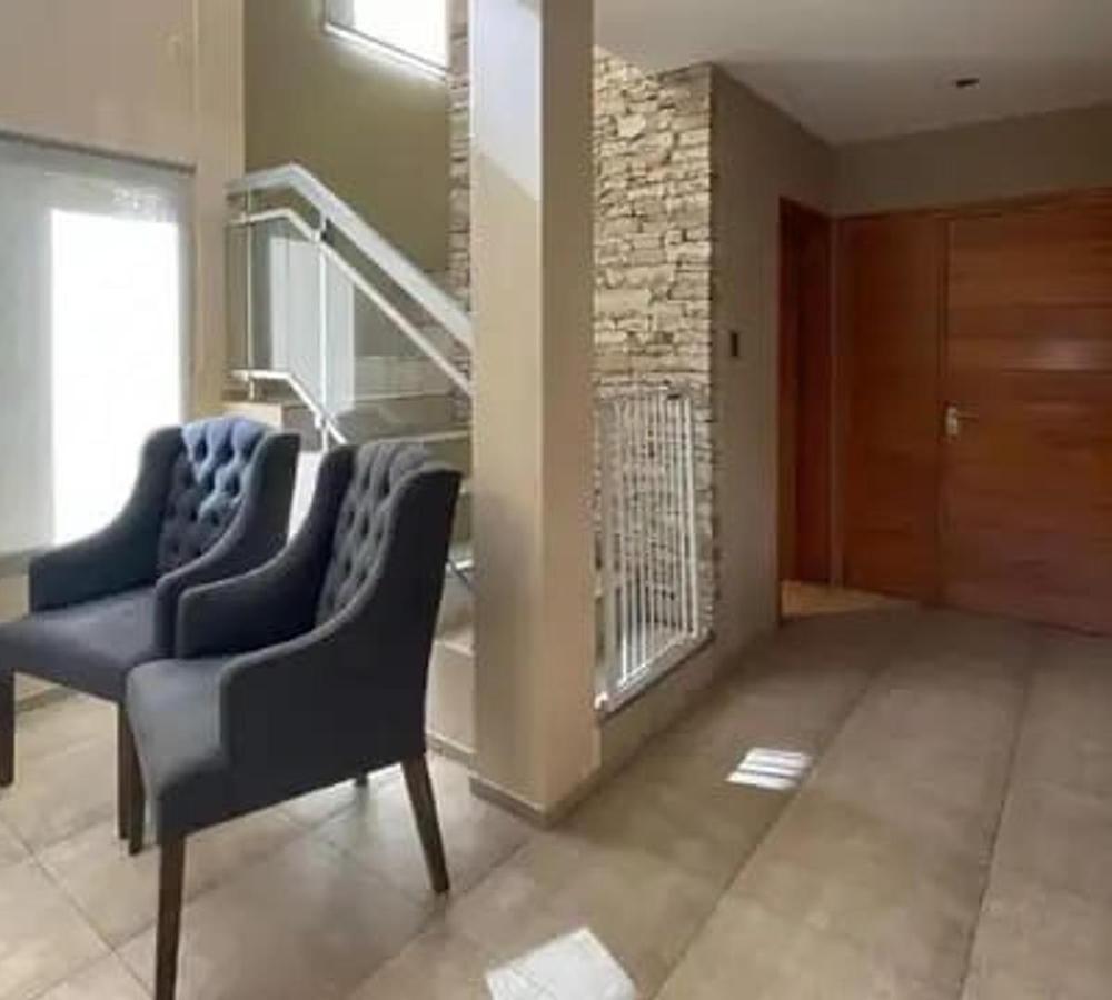 Foto de Venta casa de 6 amb, con cochera y piscina, en Parque Leloir, imagen 2