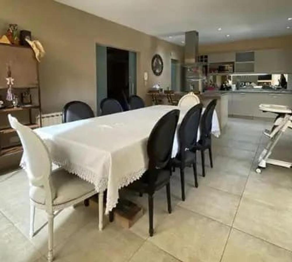 Foto de Venta casa de 6 amb, con cochera y piscina, en Parque Leloir, imagen 5