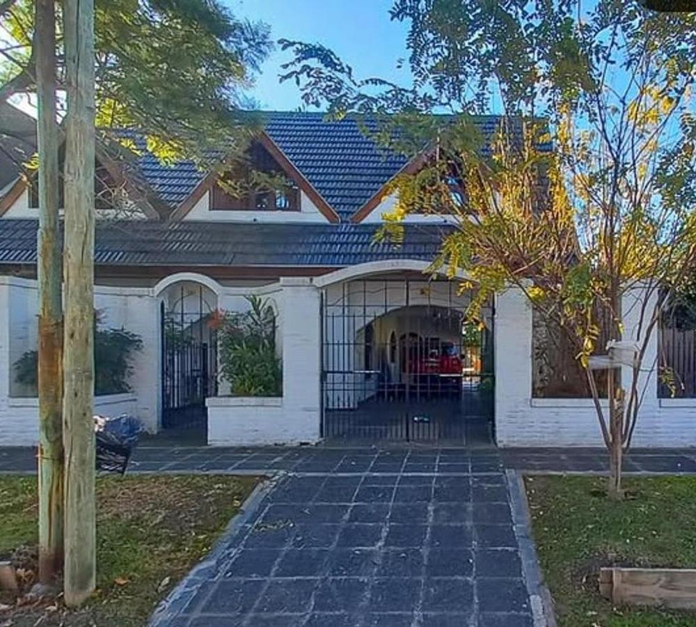 Foto de Venta de elegante casa de 5 ambientes en Ituzaingó Norte, imagen 1