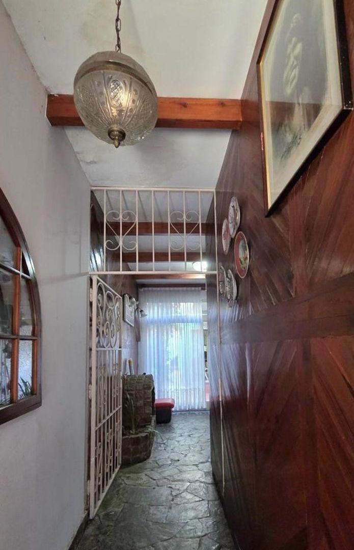 VENTA! CASA EN LOTE PROPIO CON TERRAZA, QUINCHO y COCHERA - Bolivia 1000 (Flores)