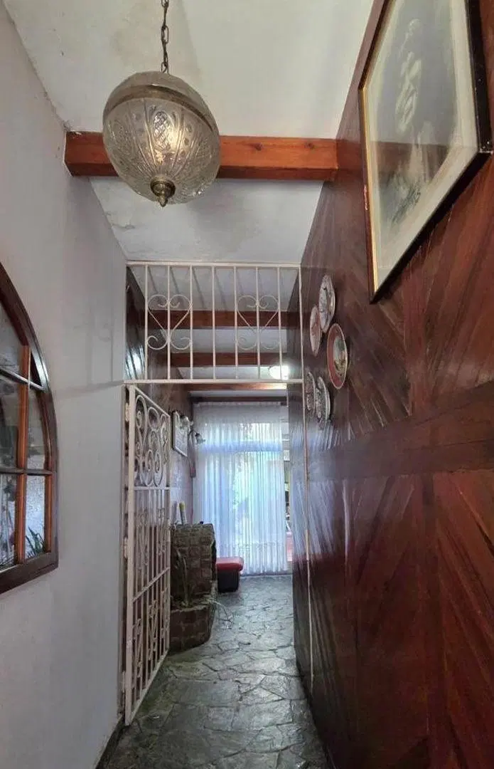 VENTA! CASA EN LOTE PROPIO CON TERRAZA, QUINCHO y COCHERA - Bolivia 1000 (Flores) 3