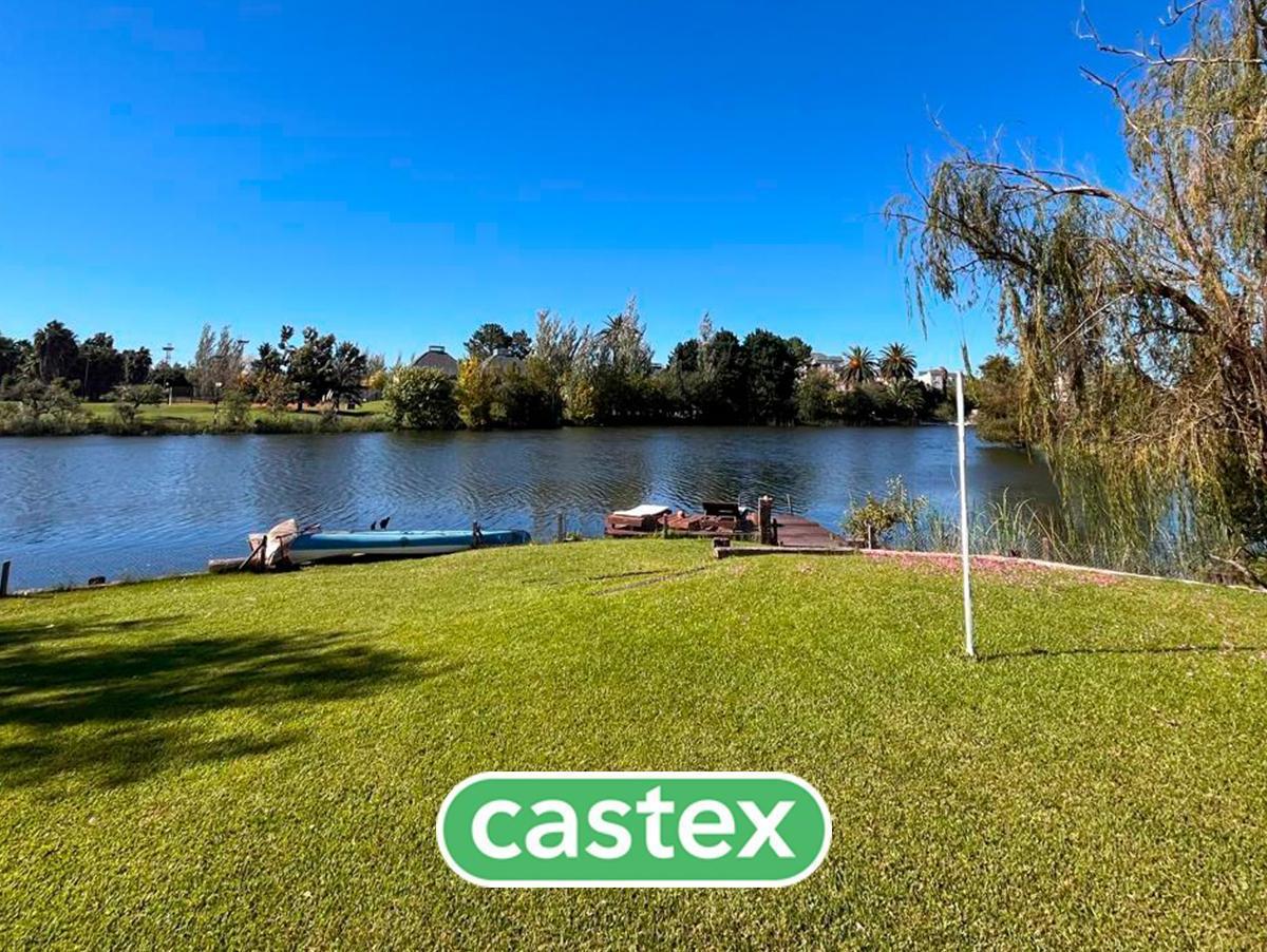 Casa a la venta, al lago, con increíble espejo de agua en el barrio Los Castores. Nordelta.