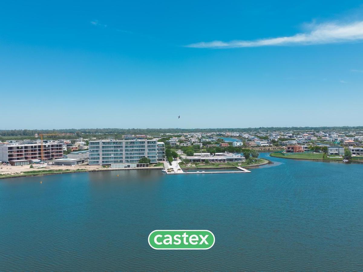 Lote a la venta en primera línea de agua, en el barrio de Muelles. Puertos.