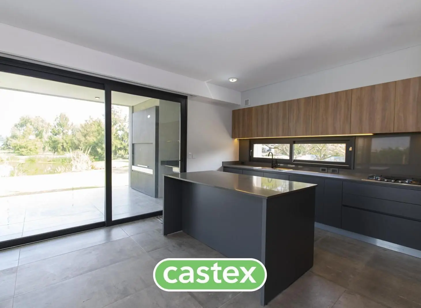 Casa en venta en El canton  con laguna al frente y al fondo 3