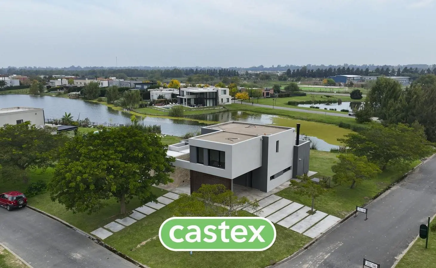 Casa en venta en El canton  con laguna al frente y al fondo 4