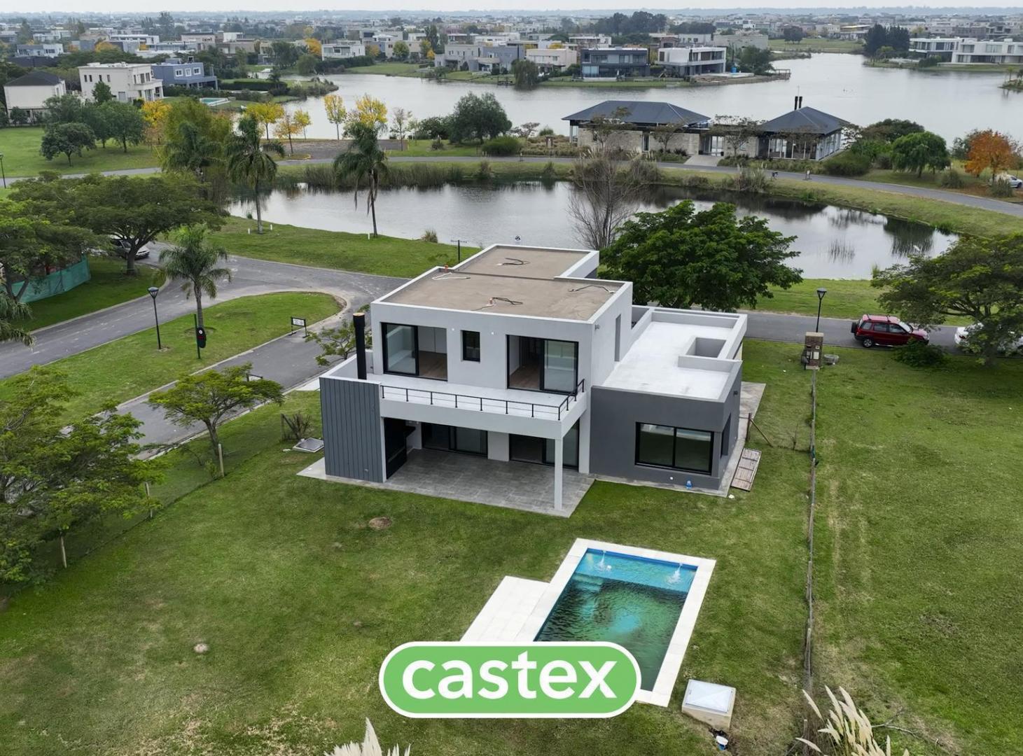 Casa en venta en El canton con laguna al frente y al fondo