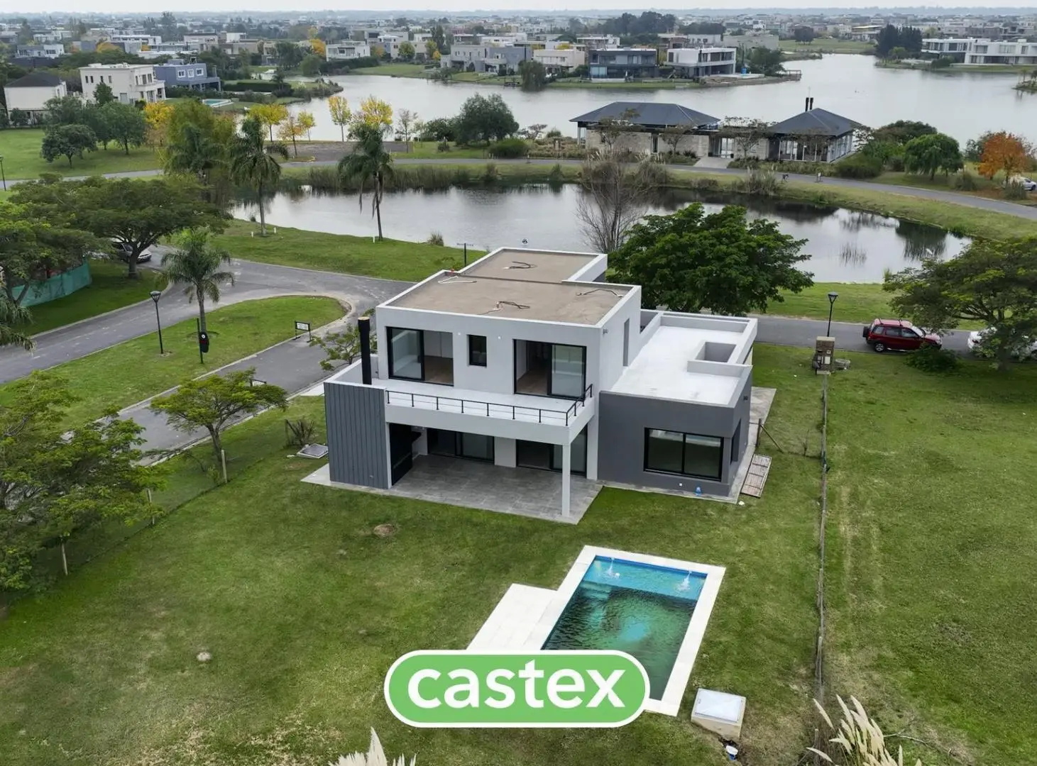Casa en venta en El canton  con laguna al frente y al fondo 5
