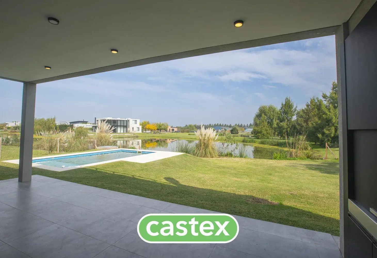 Casa en venta en El canton  con laguna al frente y al fondo 2