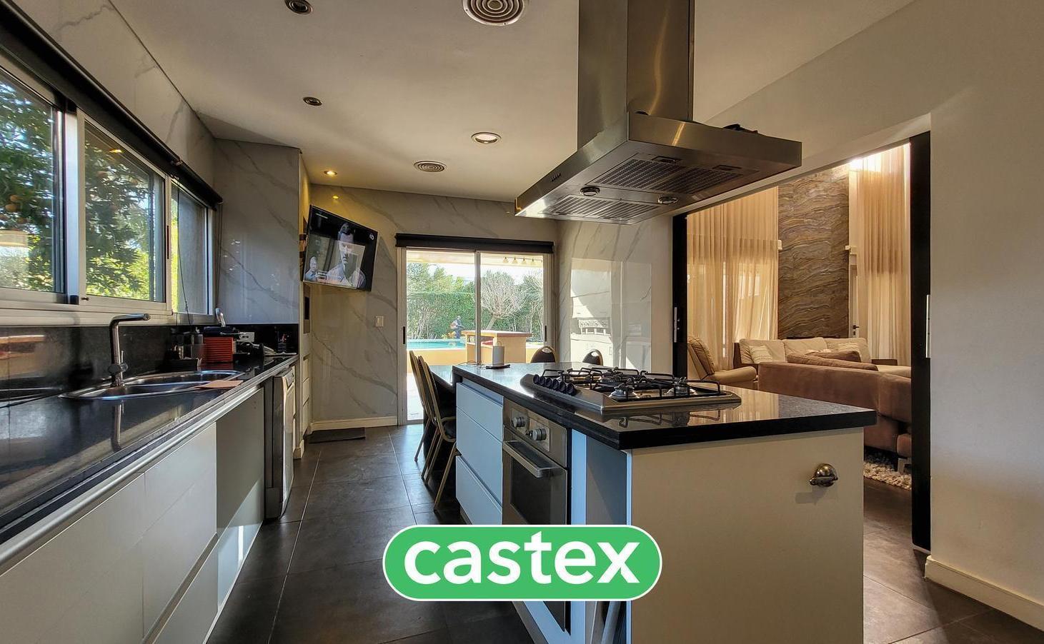Foto de Casa en venta con Amarra Barrio Las Caletas Nordelta, imagen 2