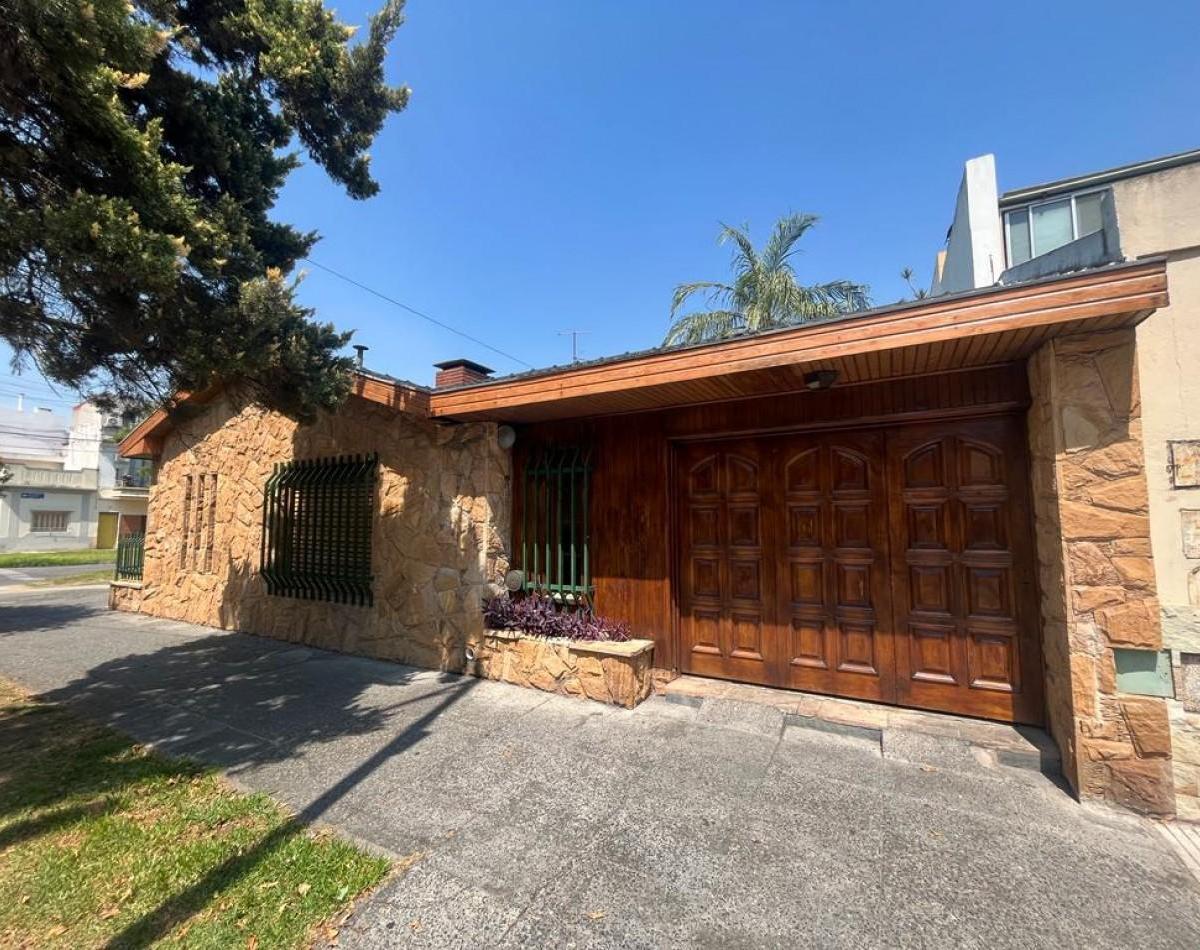 Foto de En Venta Casa cuatro ambientes, cochera doble, piscina, Excelente!!, imagen 3