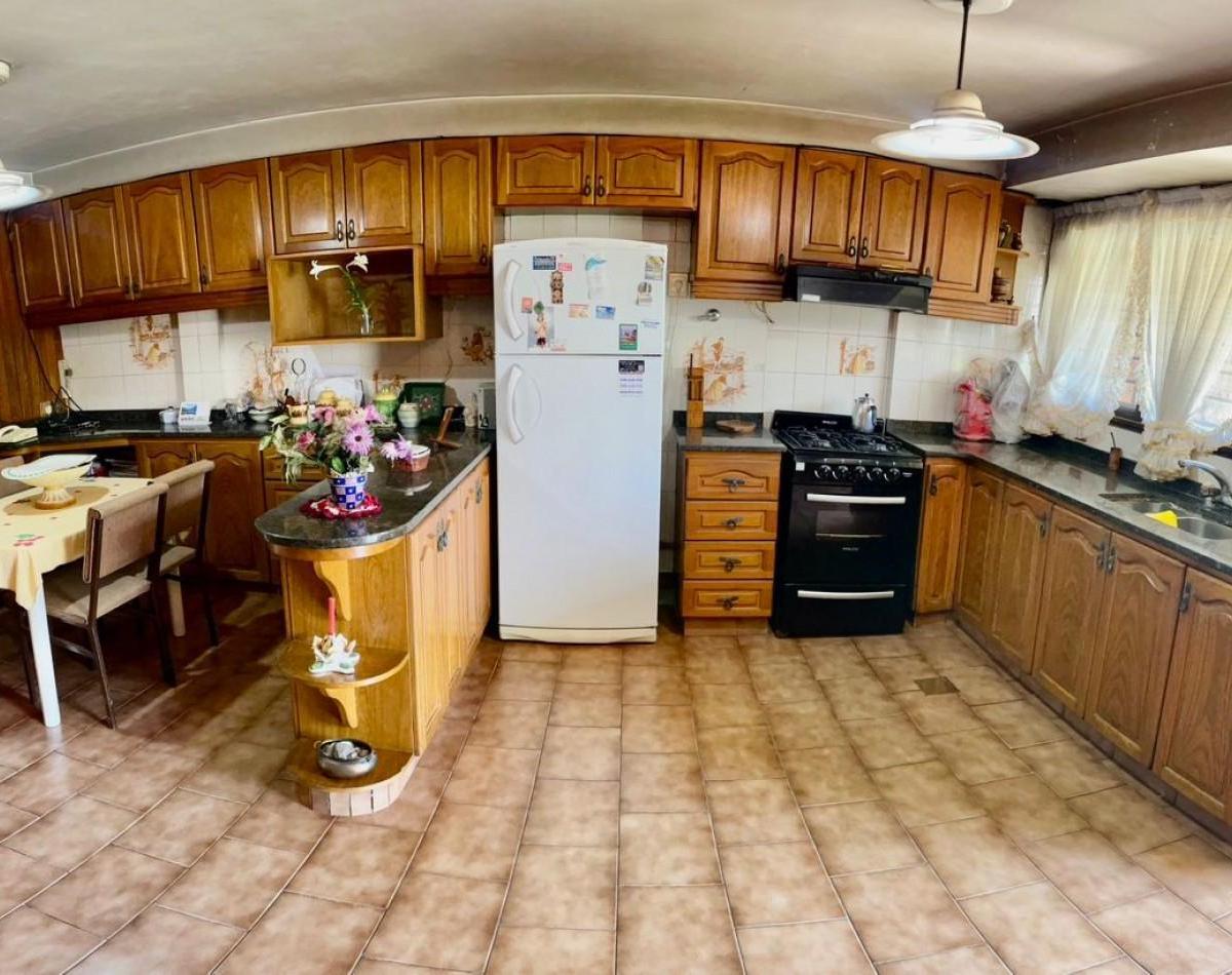 Se Vende Excelente Casa Cinco Ambientes, con 4 Cocheras, Posible Permuta por Menor Valor! 2