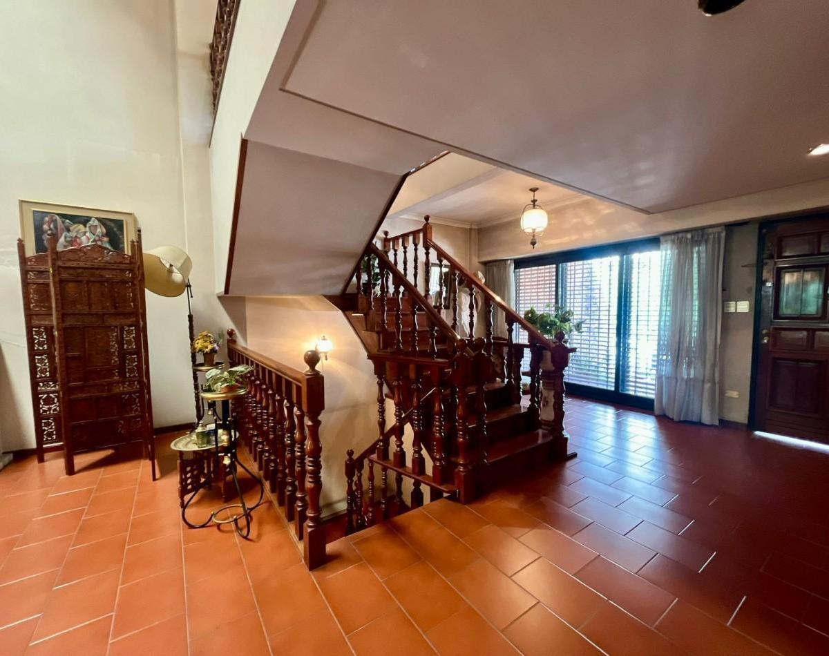 Se Vende Excelente Casa Cinco Ambientes, con 4 Cocheras, Posible Permuta por Menor Valor! 1