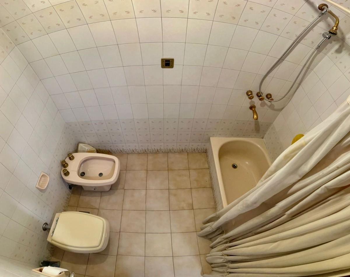 Se Vende Excelente Casa Cinco Ambientes, con 4 Cocheras, Posible Permuta por Menor Valor! 5