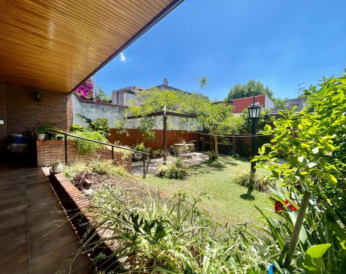 Se Vende Excelente Casa Cinco Ambientes, con 4 Cocheras, Posible Permuta por Menor Valor! 4