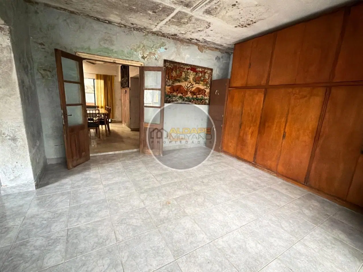 Se Vende Casa tres amb, cochera doble, A Reciclar!! (Ciudadela) 5