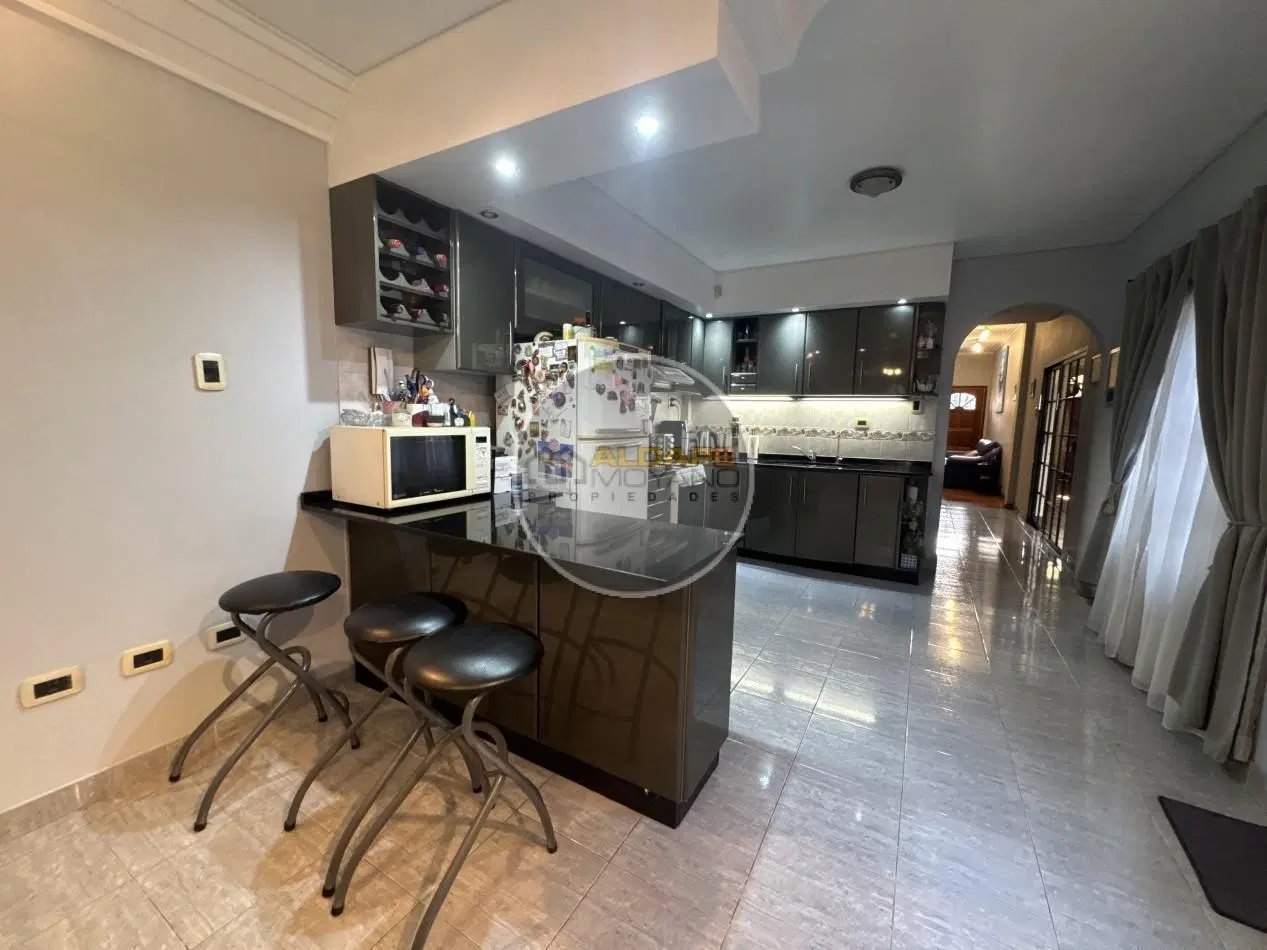 Se Vende Casa Cuatro ambientes, cochera pasante, Excelente (Lanus Oeste) 1
