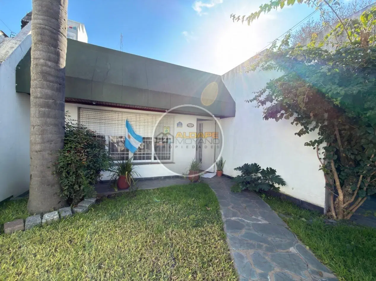 Se Vende Casa Cuatro ambientes, con cochera, Quincho (Villa Lugano) 1
